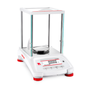 Balanza analítica OHAUS PIONEER con plataforma de acero inoxidable y protector contra corrientes de aire, ideal para laboratorio e industria ligera.